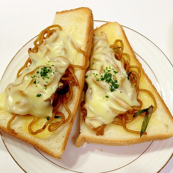 焼きそばを閉じ込めたチーズトースト